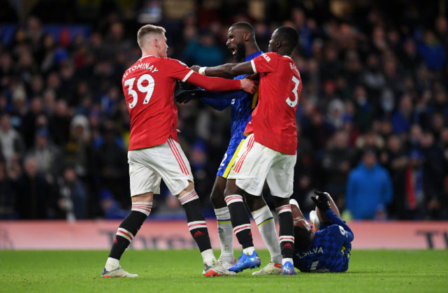 Chelsea a fait match nul avec Manchester United et est toujours en tête